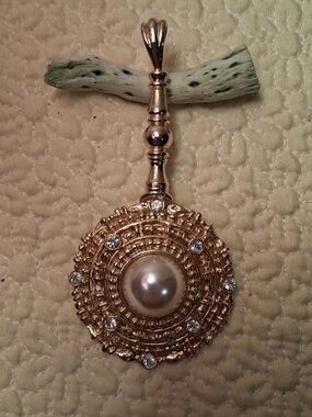Gold-Tone Pearl & Crystal Pendant Pendulum?
